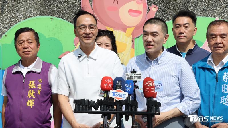 許久未在公開場合露面的國民黨前黨主席朱立倫今(26)日現身基隆,陪同基隆市長謝國樑掃街拜票。(圖/朱立倫辦公室提供)