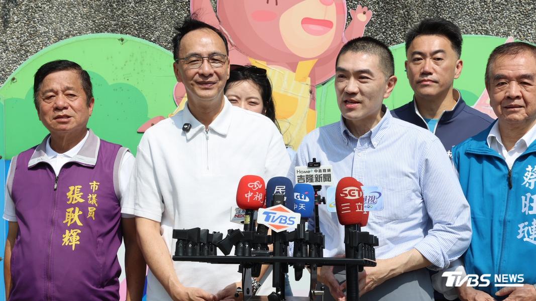 許久未在公開場合露面的國民黨前黨主席朱立倫今(26)日現身基隆,陪同基隆市長謝國樑掃街拜票。