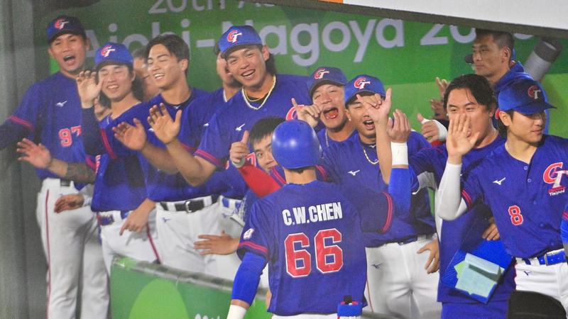 亞運官方棒球宣傳照獨漏台灣,引發球迷不滿。(圖/胡瑞麒攝)