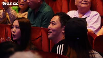 直擊/當小禎面!李進良帶小33歲嫩妹踩場 真實身分曝光