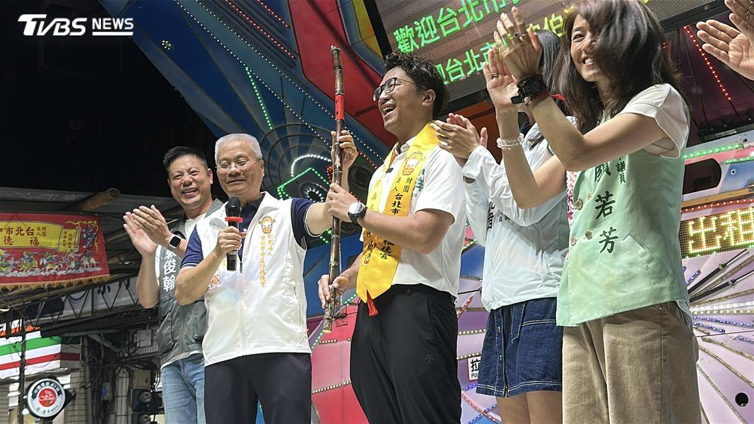 中庄仔福德宮董事長林春裕送上象徵步步高升的甘蔗,給民進黨台北市長參選人沈伯洋。(圖/潘袁詩羽攝)