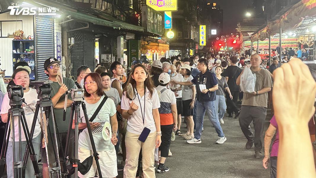 等待與沈伯洋互動的民眾排成長長隊伍。(圖/潘袁詩羽攝)