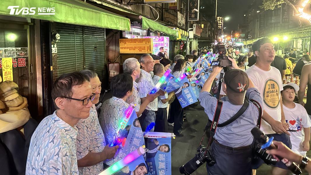 迎接蔣萬安的隊伍。(圖/潘袁詩羽攝)