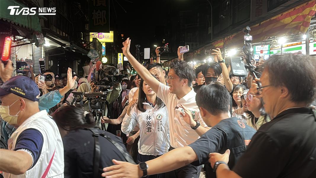 沈伯洋與現場民眾打招呼。(圖/潘袁詩羽攝)