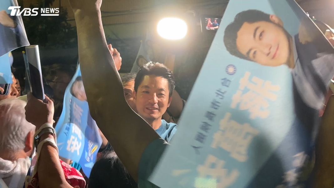 蔣萬安在民眾簇擁下進入會場。(圖/潘袁詩羽攝)