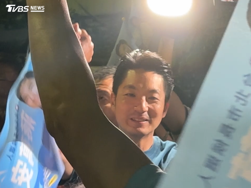 醫師沈政男分析台北市長蔣萬安3大優勢。(圖/潘袁詩羽攝)