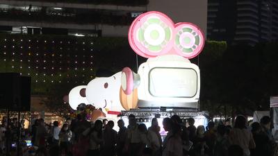2026台中國際動畫影展暖身!「巨型發光史努比」現身草地 民眾搶拍
