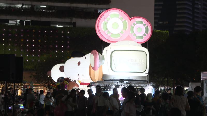 大型史努比氣球點亮台中市民廣場。(圖/TVBS)