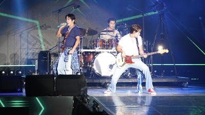 直擊/CNBLUE大佳河濱熱唱!甜喊你們比月亮美 清唱〈小酒窩〉撩粉
