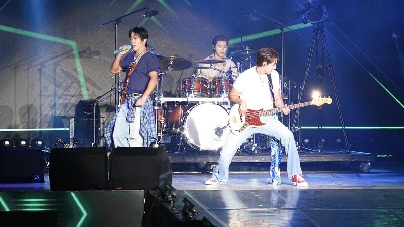 CNBLUE全體登場,以經典歌〈Loner〉揭開序幕。(圖/讀者提供)