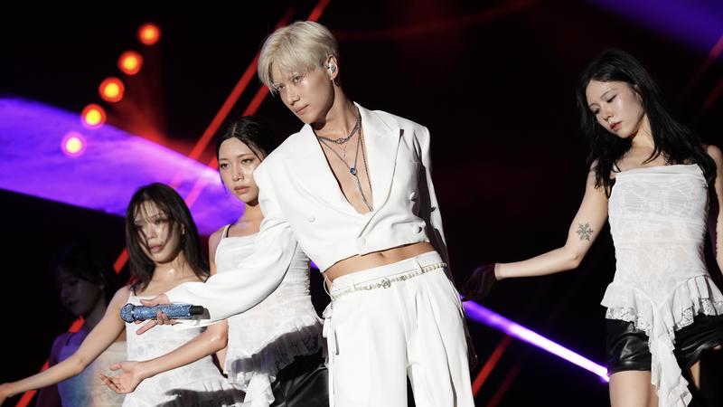 SHINee泰民一身全白造型登台,宛如精靈降臨,展現致命舞台魅力。(圖/讀者提供)