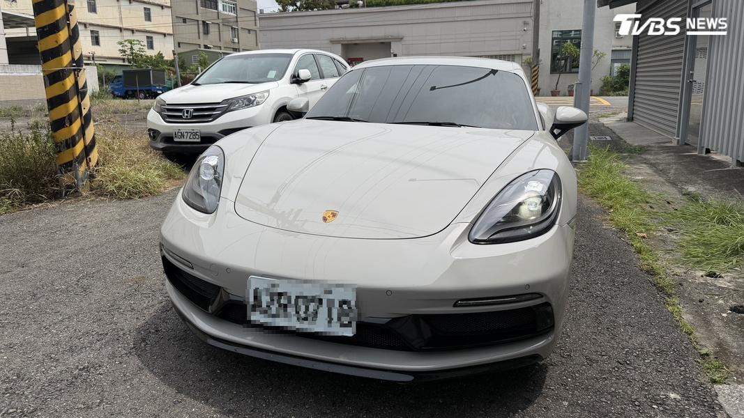 高雄車主在網路出售保時捷跑車,隨後遭一名曾姓男子假冒車行業務詐騙,將車輛低價轉售給台北車行,涉嫌詐欺取財逾200萬元。(圖/TVBS)