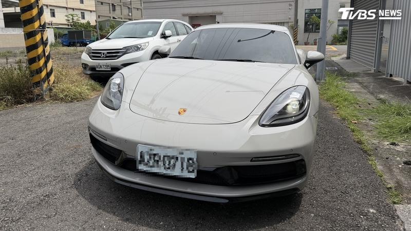高雄車主在網路出售保時捷跑車,隨後遭一名曾姓男子假冒車行業務詐騙,將車輛低價轉售給台北車行,涉嫌詐欺取財逾200萬元。(圖/TVBS)