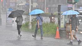天氣/全台猛變天!雨彈狂轟「下到發紅」 探20°C入秋最強