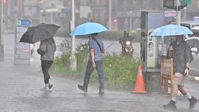 天氣/全台猛變天!雨彈狂轟「下到發紅」 探20°C入秋最強