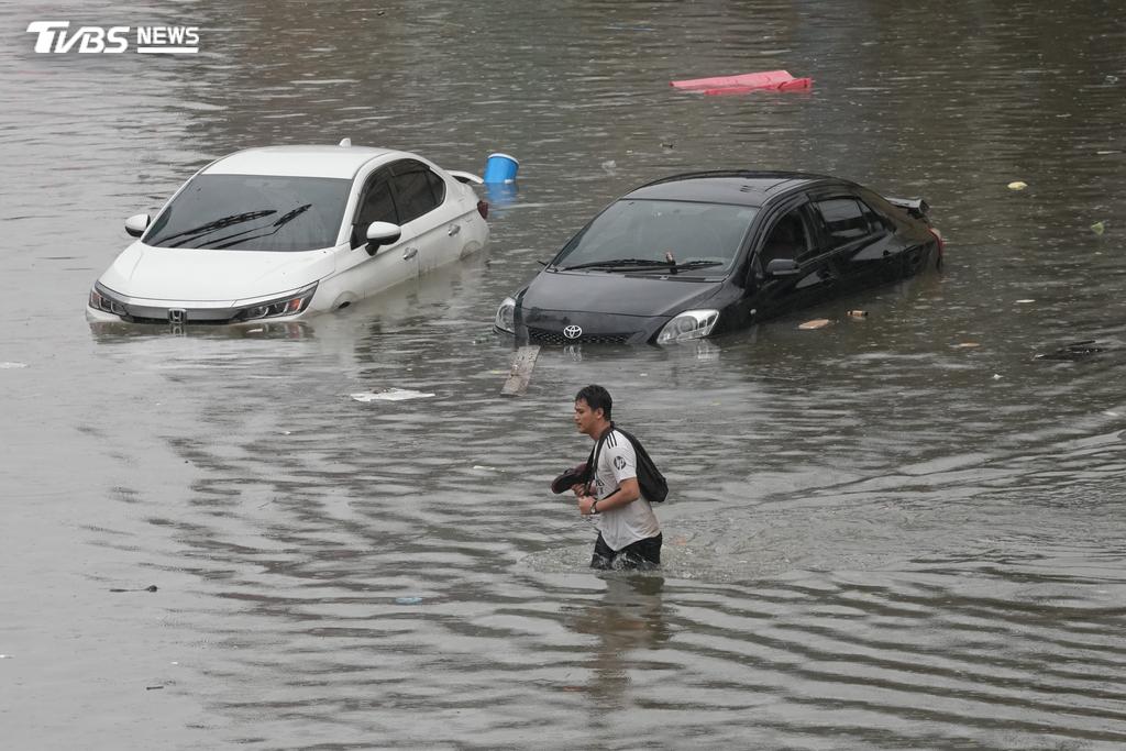 泰國暴雨車輛與行人難以行動。（圖／達志影像美聯社）