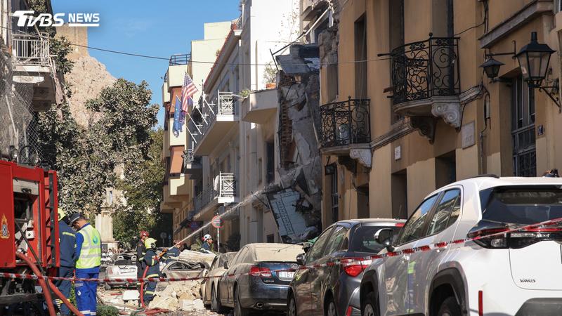 希臘雅典市中心普拉卡(Plaka)一棟兩層樓建築在劇烈爆炸後倒塌。(圖/達志影像美聯社)