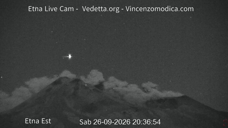 義大利埃特納火山(Mount Etna)東北克拉特火山口(north-east crater)26日發生噴發。(圖/翻攝自YouTube@Vincenzo Modica)