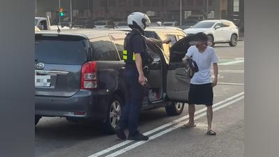 路口追撞失控!新竹男咆哮前車「抄物狠砸窗」 毒測陽性狼狽上銬