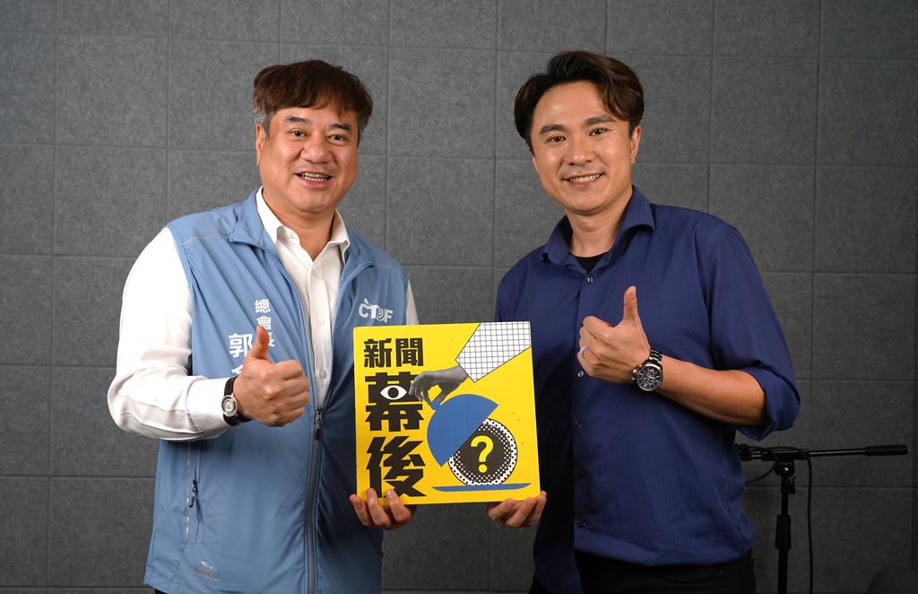 TVBS Podcast《新聞幕後：體育藍圖》本集由主持人藍于洺（右）專訪中華民國競技飛鏢總會總會長郭金耀（左），從校園扎根、全民推廣到國際賽事，解析台灣飛鏢運動的發展。（圖／《新聞幕後》提供）