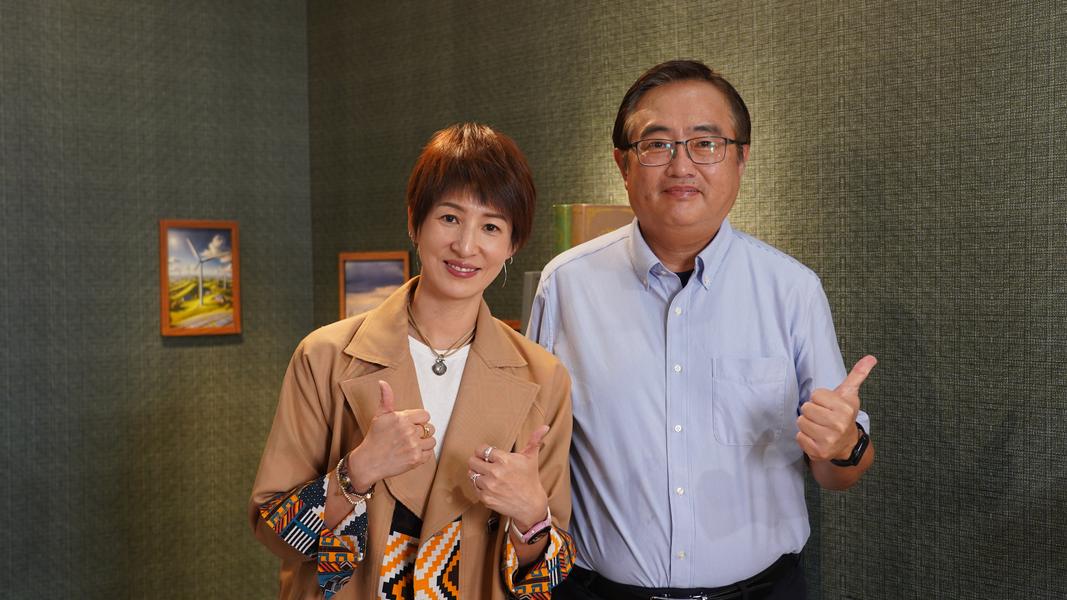 TVBS Podcast《新聞幕後》「矽沙漠崛起:錢進亞利桑那」系列最終回,主持人夏嘉璐(左)專訪政治大學學務長蔡炎龍(右),談政大如何在兩週內完成與鳳凰城市政府的人才培育合作。(圖/《新聞幕後》提供)