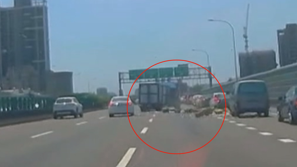 小貨車擦撞垃圾車 10箱水噴飛國道