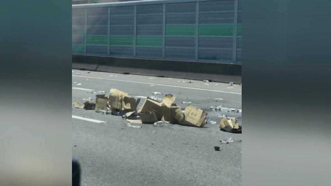 10箱瓶裝水散落國道,事故一度造成車流回堵4至5公里。(圖/翻攝Threads_carissa_bi)