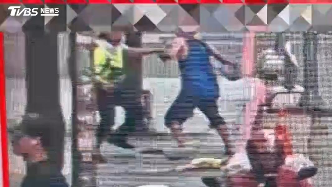 保全跟路人發生衝突。(圖/TVBS)