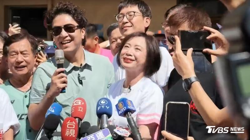 沈伯洋與何欣純合體,展現超高人氣。(圖/TVBS)