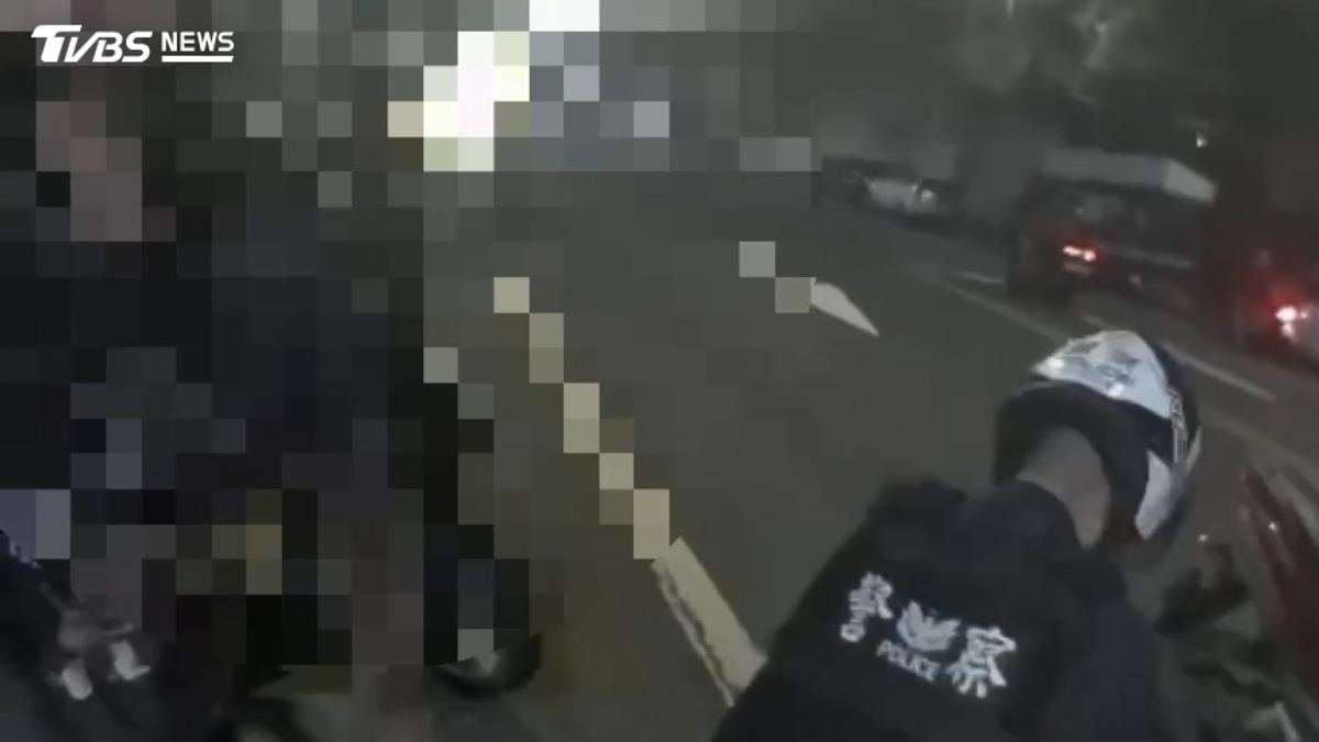 基隆街頭大亂鬥!盤查可疑男「兄妹突衝出聯手痛扁」 警開3槍壓制
