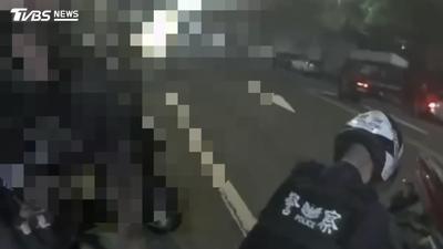 基隆街頭大亂鬥!盤查可疑男「兄妹突衝出聯手痛扁」 警開3槍壓制