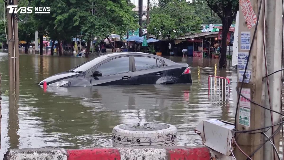 影音/曼谷暴雨慘淹!當地台人踩高蹺、划船出門
