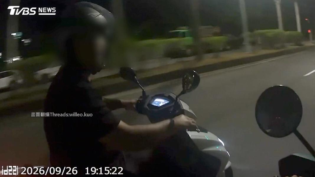 誤會「被閃大燈」衝動哥攔車大罵!發現烏龍秒改口。(圖/民眾提供)