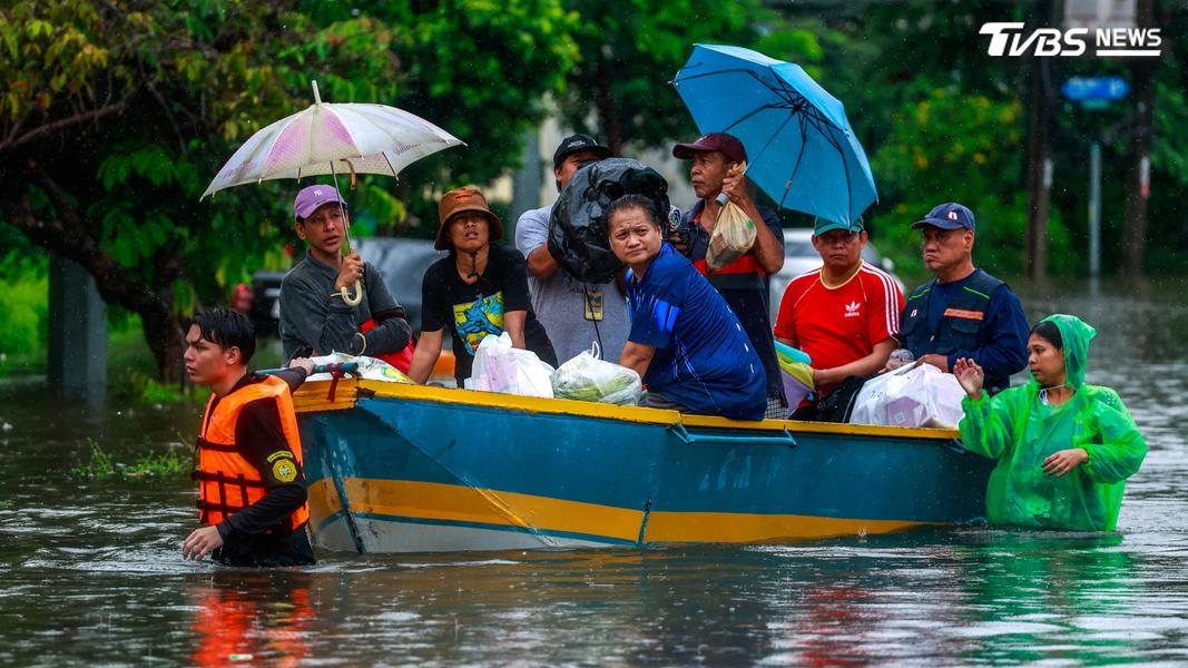 曼谷遭遇10年一遇的暴雨,部分地區積水超過60公分,全市50個區都被列為災區。(圖/達志影像路透社)