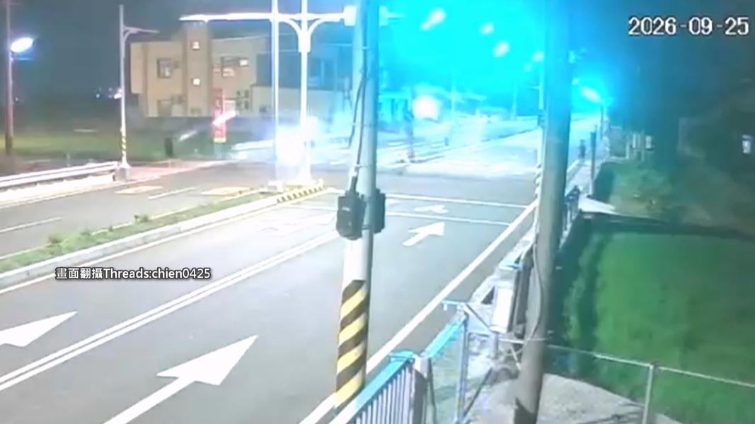 田中街頭上演「巫師對決」!年輕人鞭炮互射 住戶嚇壞:有人喊救命。(圖/Threads chien0425)