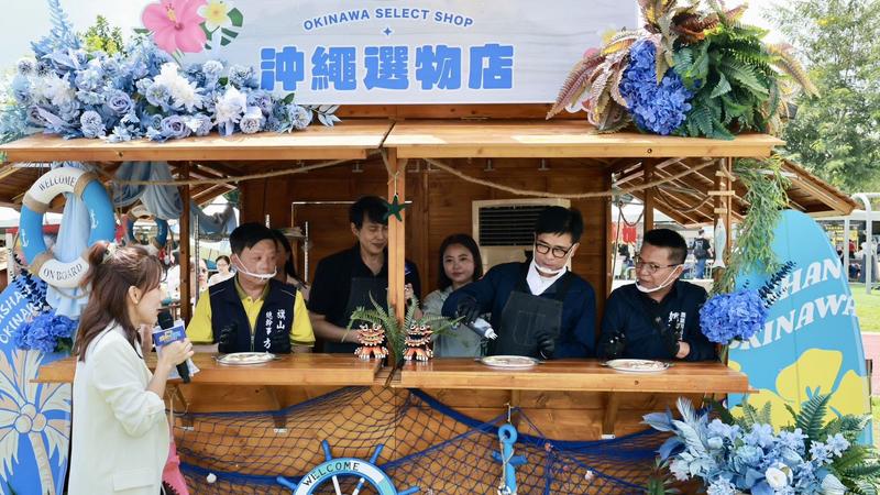 陳其邁親自製作旗山香蕉與沖繩黑糖聯名料理,與現場攤商及民眾熱情互動。(圖/翻攝自高雄市政府全球資訊網官網)