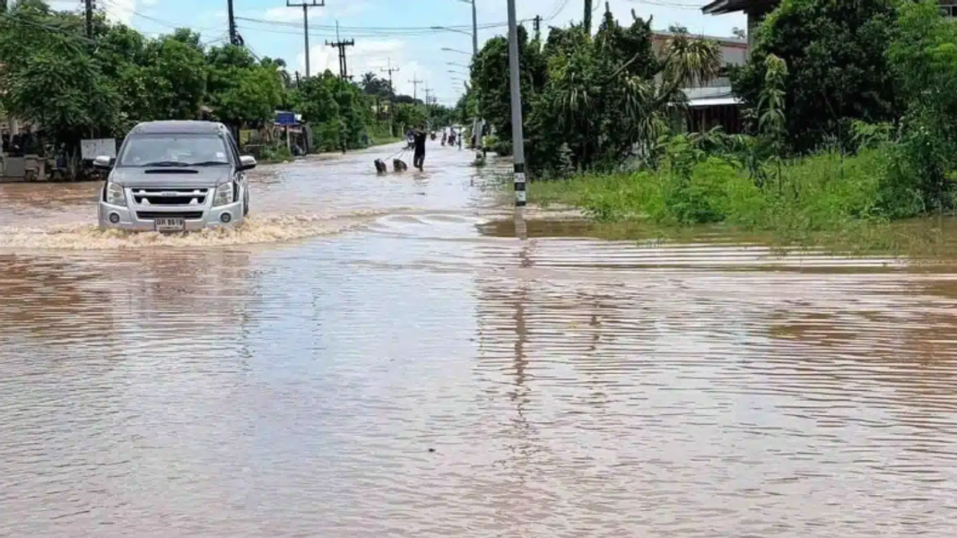 洪患也導致沙繳府多條主要公路與泰柬邊境交界路段積水嚴重。(圖/翻攝自FB@สวท.สระแก้ว)