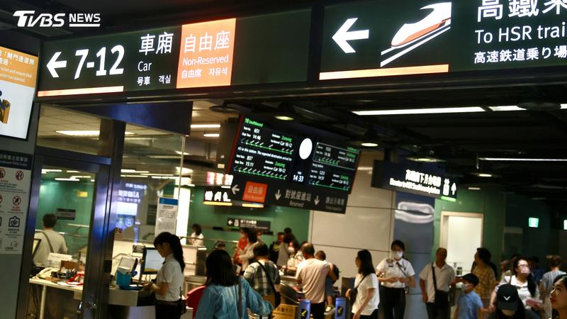 中秋連假自由座人潮塞爆商務艙。(圖/華子琛攝)
