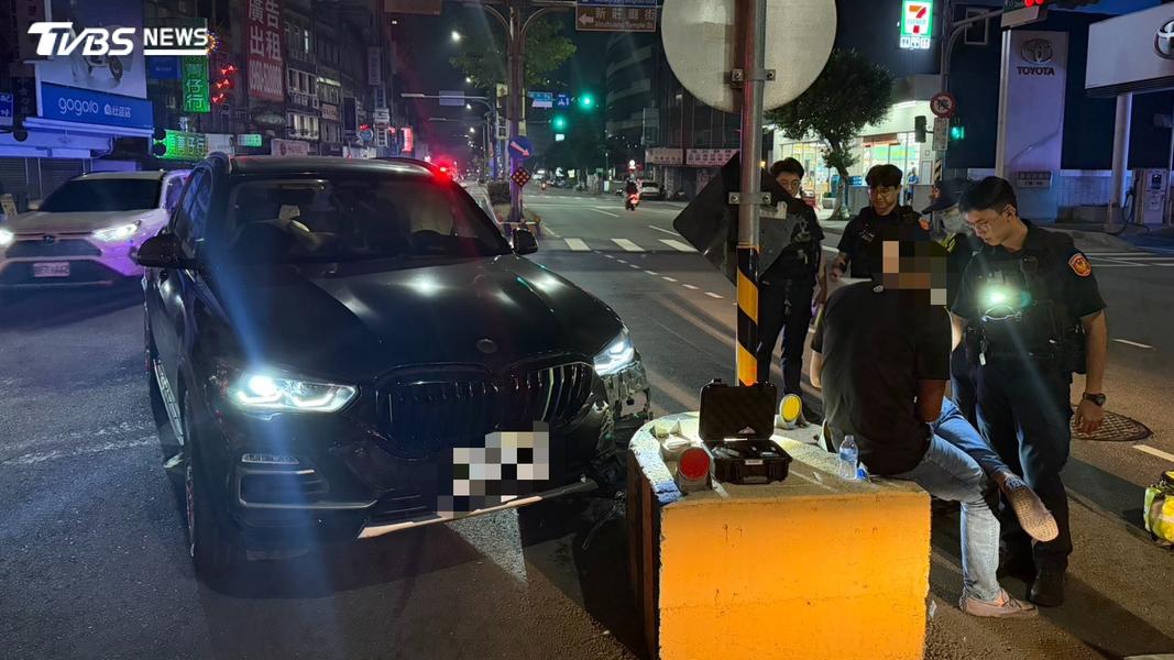 駕駛自撞分隔島酒測值為0,唾篩抓包毒駕,驗出2毒品陽性反應。(圖/TVBS)