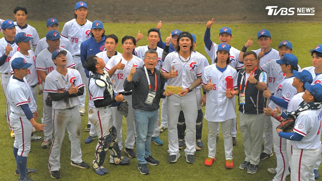 中華隊勝利後開心合照。(圖/胡瑞麒攝)