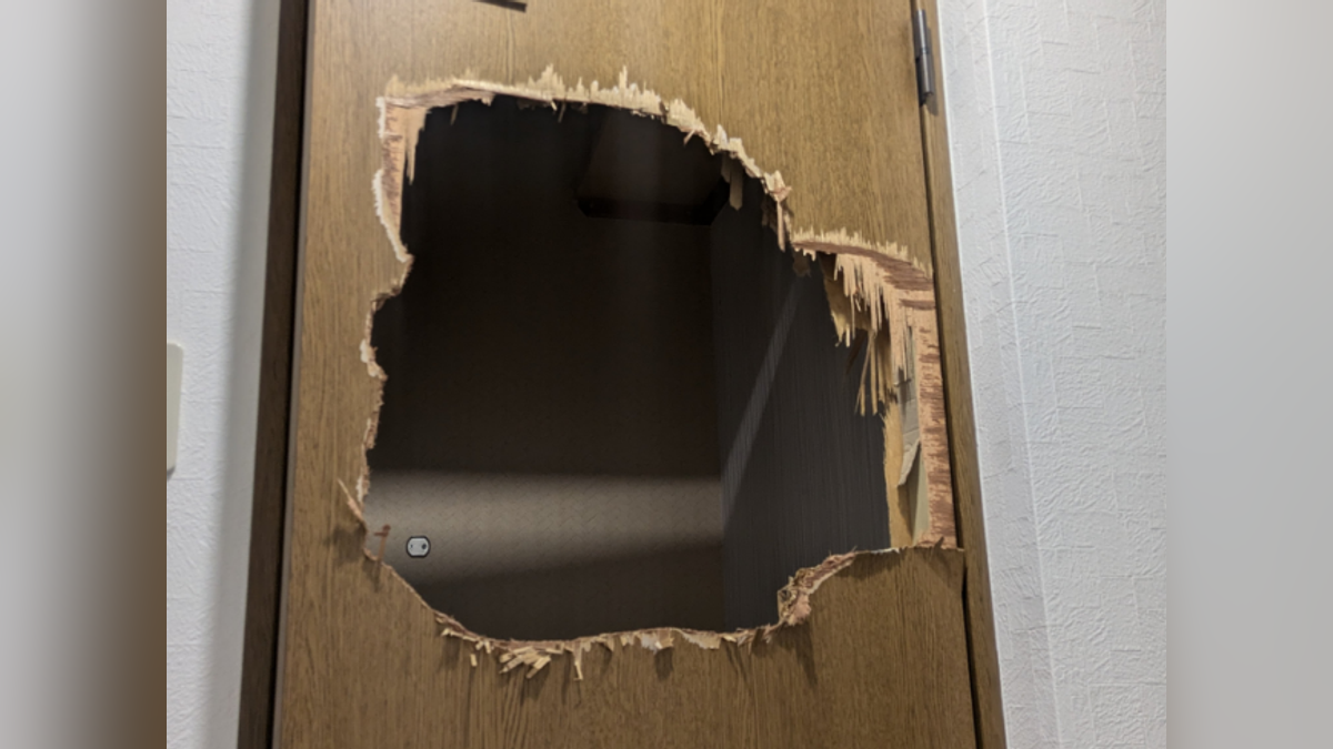 上廁所險沒命!日獨居女記者遭反鎖受困 「狂砸3小時」終破門