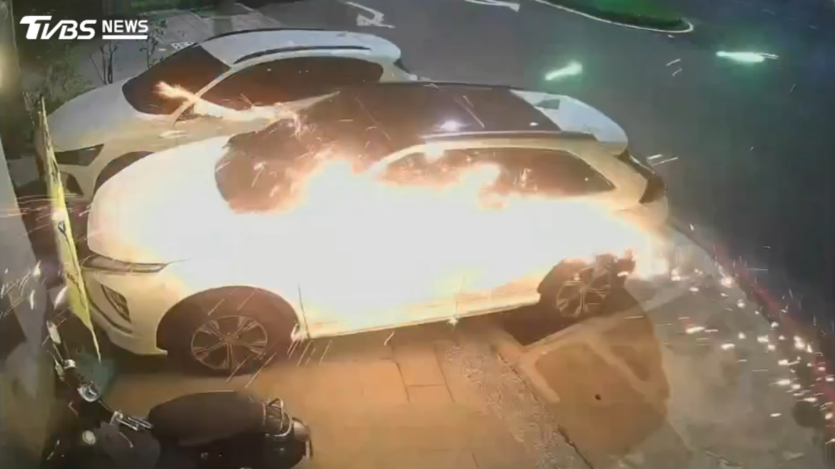 中秋放煙火失控!炮屑亂竄波及多車