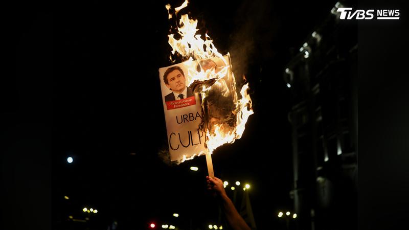 西班牙馬德里爆發大規模示威,民眾高舉標語,抗議房租暴漲與強制驅逐。(圖/達志影像路透社)