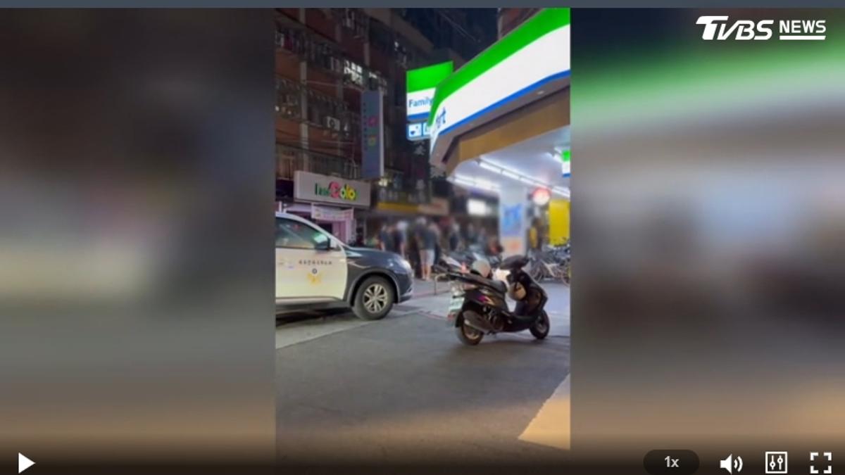 被看一眼不爽!男持棍追打進超商