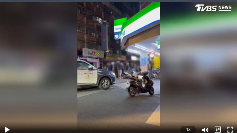 看到我仇人了!男子返家拿棍追打。(圖/TVBS)