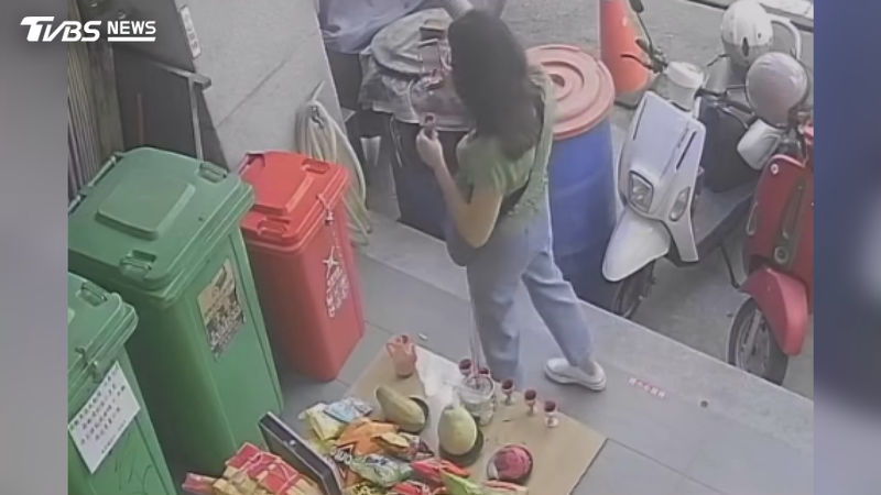 火鍋店業者騎樓擺設供品祭拜,事後發現杯中可樂竟全數消失,連整壺飲料也不翼而飛,調監視器真相大白。(圖/億品鍋成大店提供)