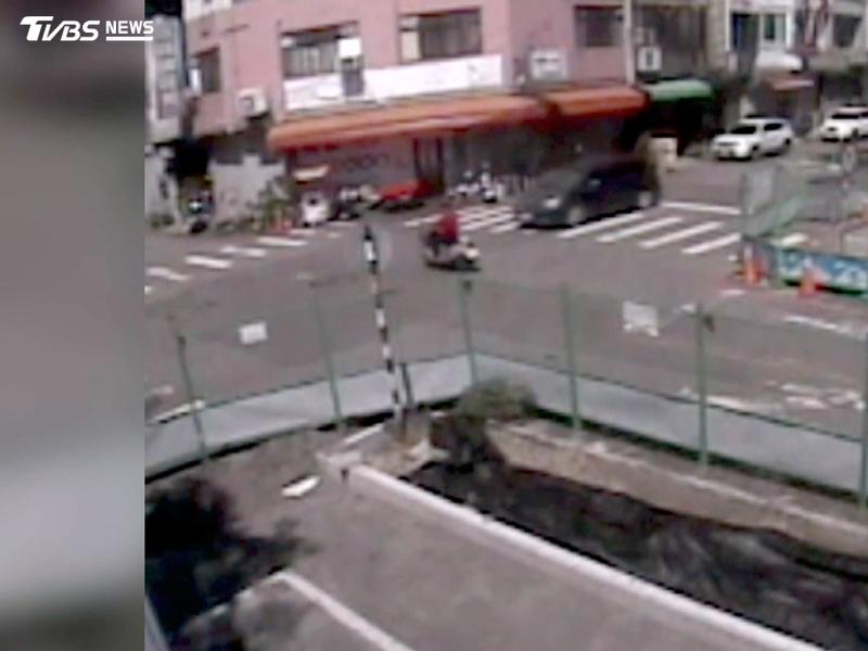 84歲翁騎車過無號誌路口遭撞飛!2警跪地輪流CPR搶救仍不治(圖/TVBS)