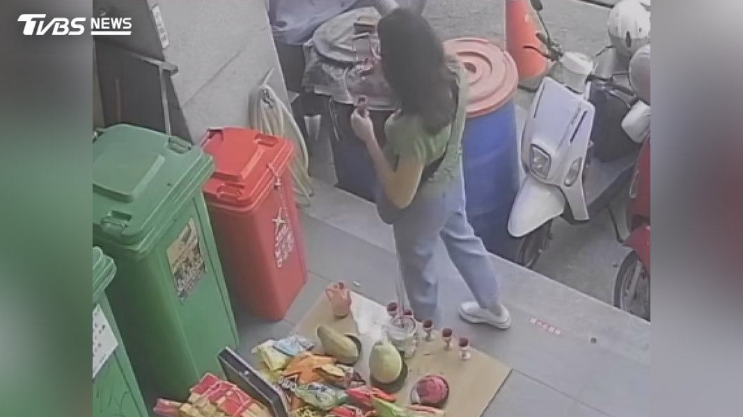 火鍋店業者騎樓擺設供品祭拜,事後發現杯中可樂竟全數消失,連整壺飲料也不翼而飛,調監視器真相大白。(圖/億品鍋成大店提供)