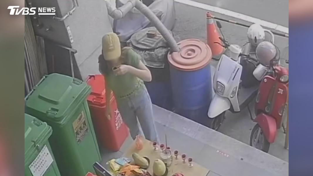 外國女子簡直把供桌當成免費自助吧,她又拿起另一杯可樂豪邁乾杯。(圖/億品鍋成大店提供)