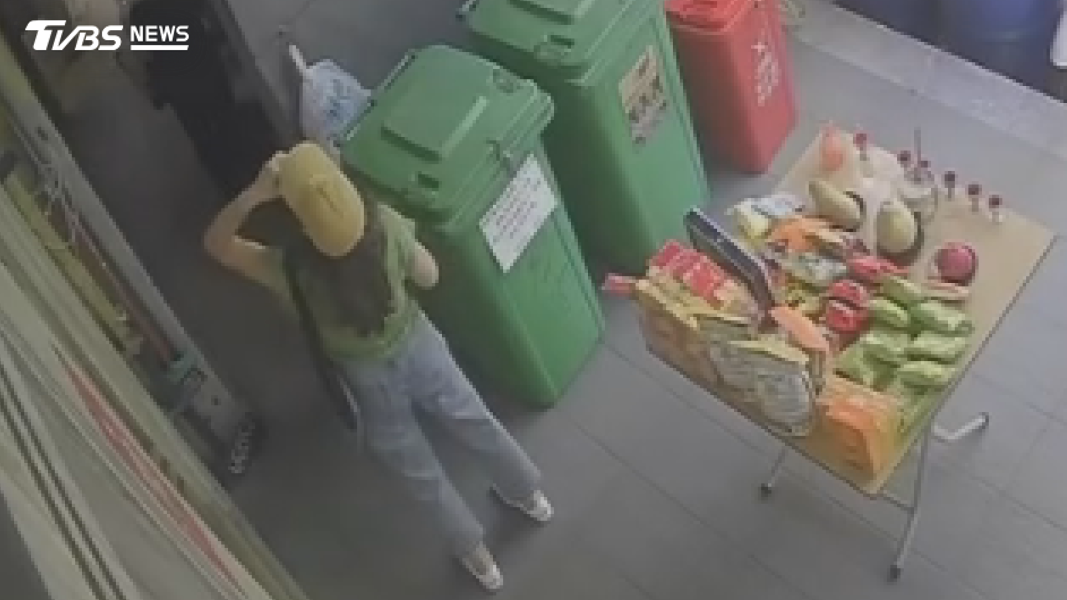 女子吃完午餐準備離開時,又跑來喝了第三次,前後三趟把整壺可樂喝得精光。(圖/億品鍋成大店提供)